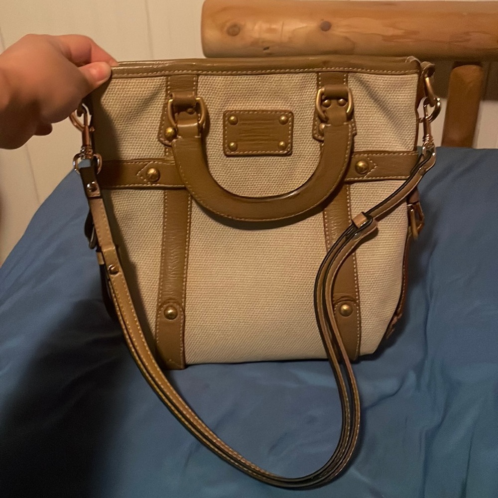 Louis Vuitton Trianon Poids Plume PMcomes with adjustable strap for crossbodyGWP